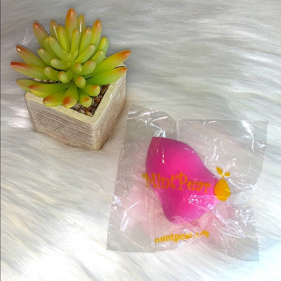 🌹 5/$25 Mint Pear Beauty Blending Sponge - Picture 3 of 5